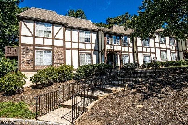Building Photo - 113 Village Dr