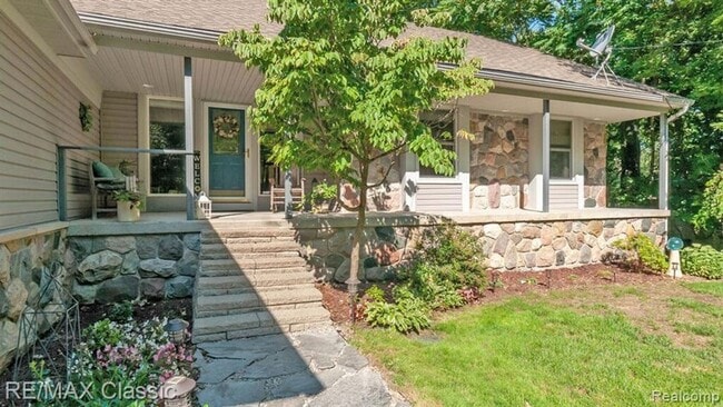 Building Photo - AVAILABLE - Waterfront Home!