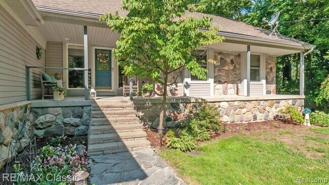 Foto del edificio - AVAILABLE - Waterfront Home!
