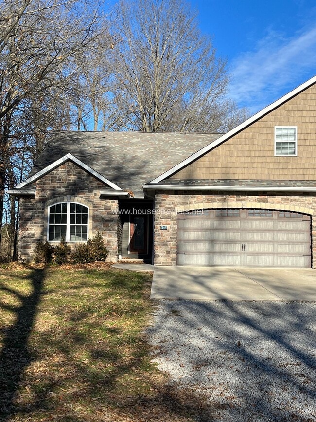 Building Photo - 305 S McVicker Dr