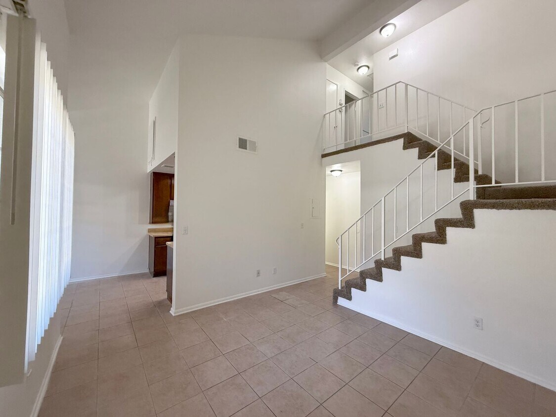 Foto principal - 2.5 Bed + 1.5 Bath + 2 Car Garage + Centra...