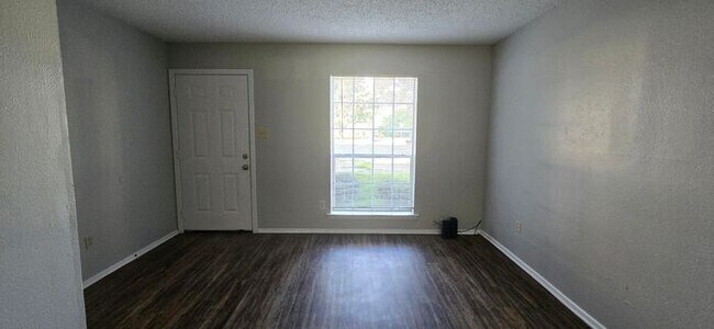Foto del edificio - Available Now! 2 Bedroom 1.5 Bath Townhome...