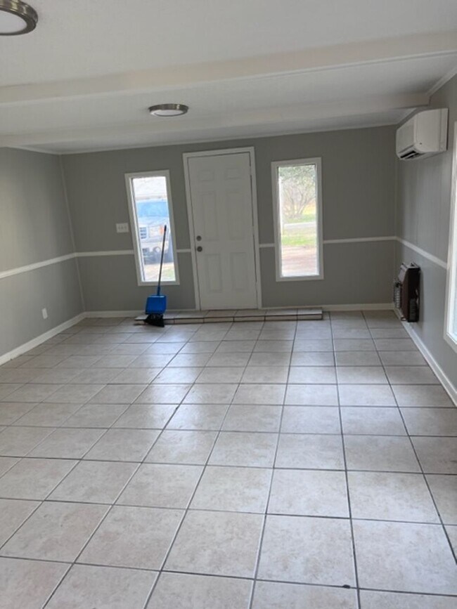 Foto del edificio - Renovated 4 Bedroom 2 Bath Home for Rent!!
