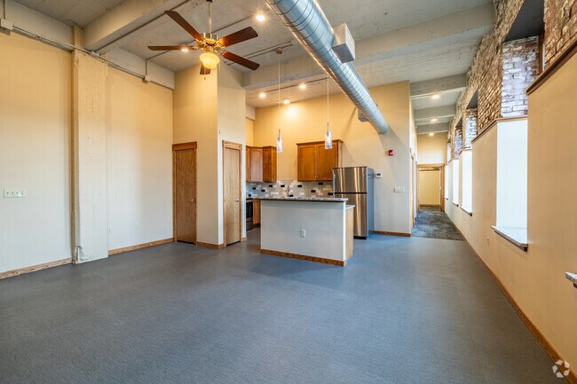 2 habitaciones, 2 baños - 1068 pies cuadrados - Sala de estar - Kansas Avenue Lofts
