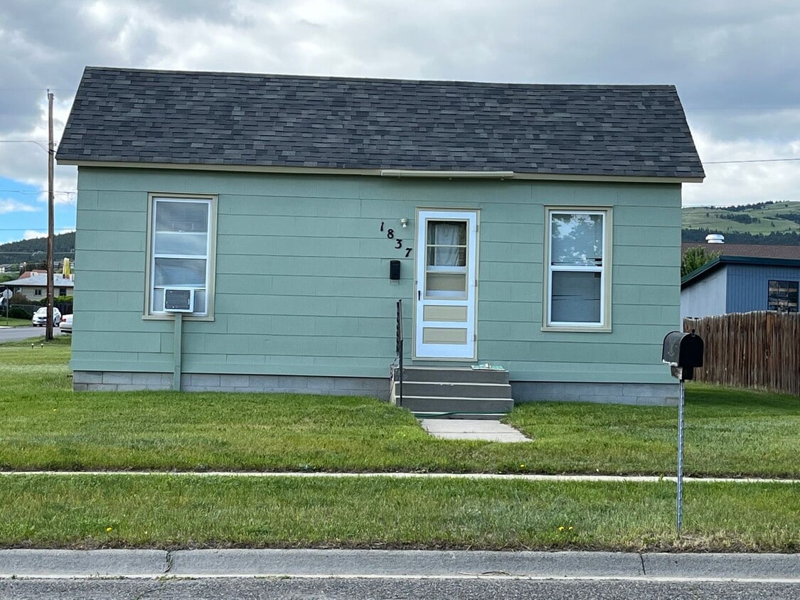 Primary Photo - One Bedroom House on Corner Lot!