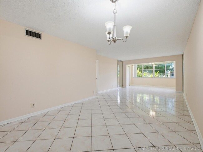 Building Photo - 2960 SW 22nd Ave