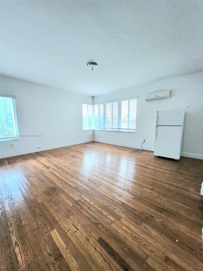 Foto del edificio - 7936 Harding Ave