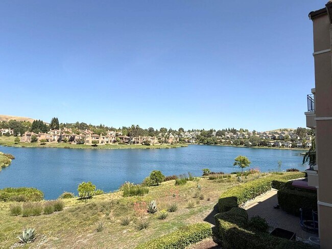 Foto del edificio - Beautiful Lakefront Condo Home With Specta...
