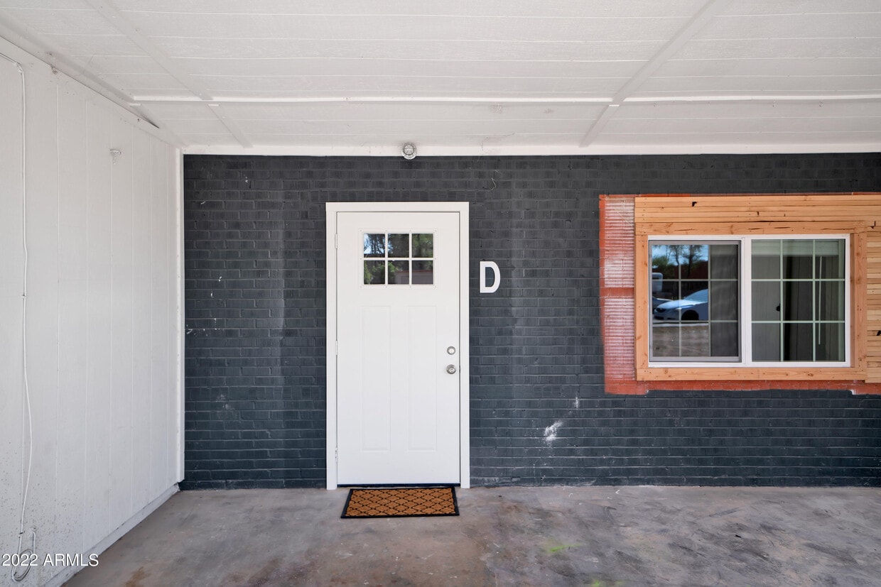 Primary Photo - 6 E Linda Ln