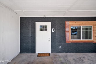 Building Photo - 6 E Linda Ln