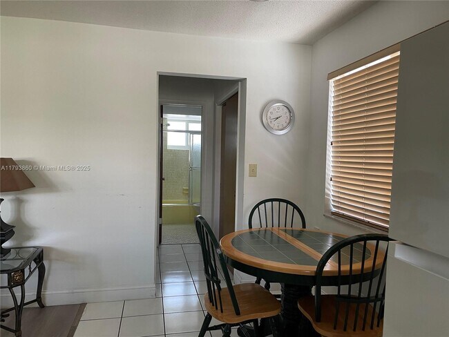 Foto del edificio - 1748 Rodman St