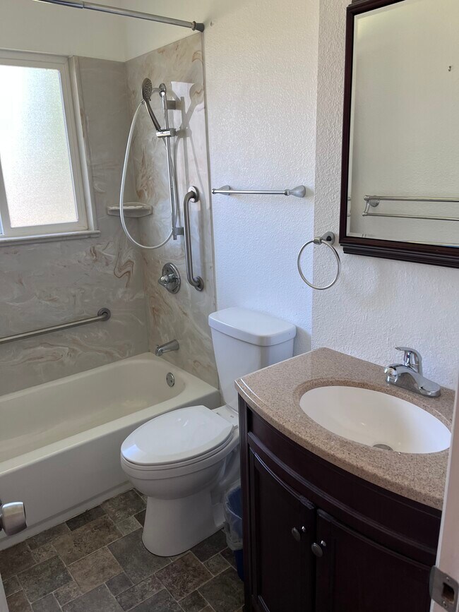 Upstairs Bathroom - 3970 Lardner Ln