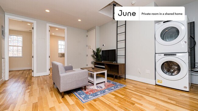 Foto del edificio - Private bedroom in 4 bed/1 bath Home