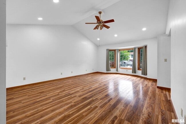 Building Photo - 2321 W Pintura Ct