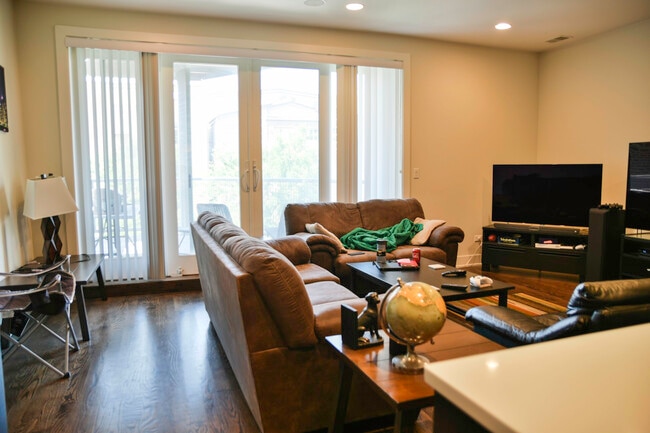 Foto del edificio - 2127 W Division St