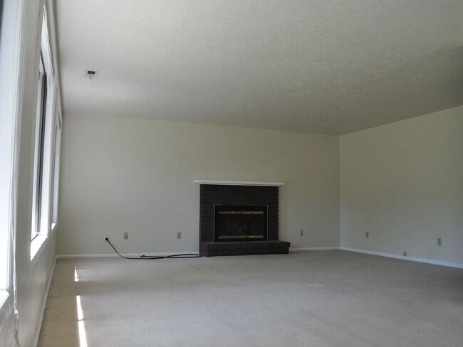 Foto del edificio - One level single family house, great location, ease access to all daily essentials