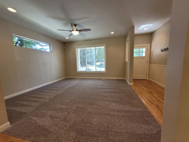 Building Photo - 608 W Laughton Dr