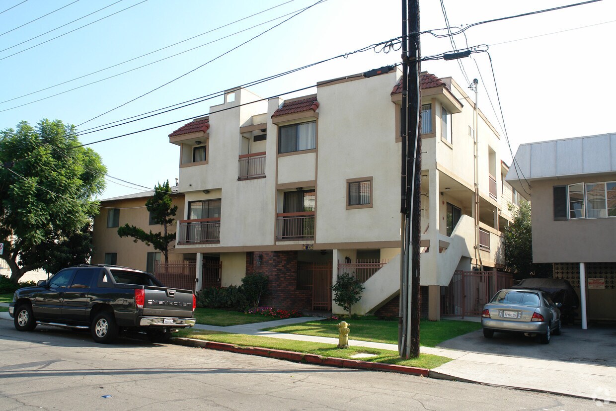 Building Photo - 326 E Fairview Ave