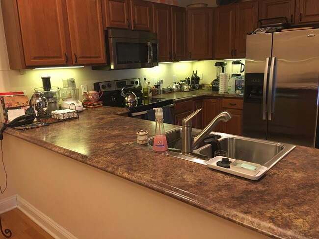 Building Photo - Oak Tree Townhome- One Level Living 3 Bed, 2 Bath Available March 1st!