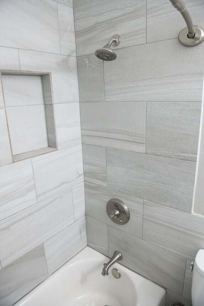 upstairs full bath - 2370 Triway Ln