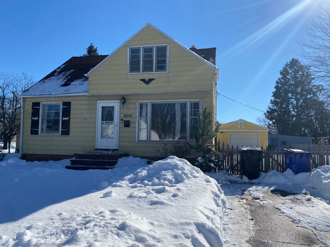 15107 Greenhill Rd Unit Greenhill, Cleveland, OH 44111 Condo for Rent