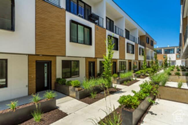 Building Photo - 2 bed + Bonus Room Townhome in Millcreek, $250 OFF THE FIRST FULL MONTH'S RENT!