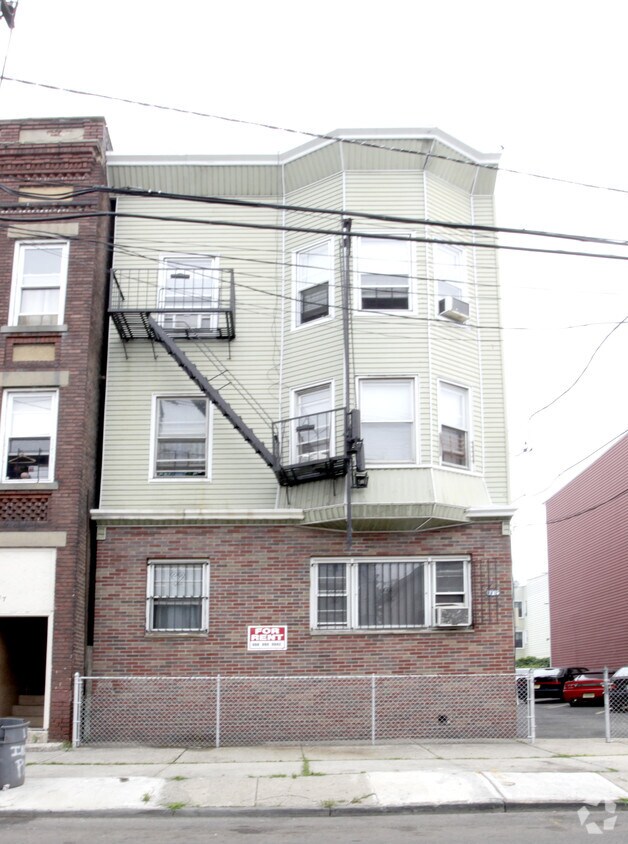 113 Inslee Pl, Elizabethport, NJ 07206 Apartments in Elizabethport