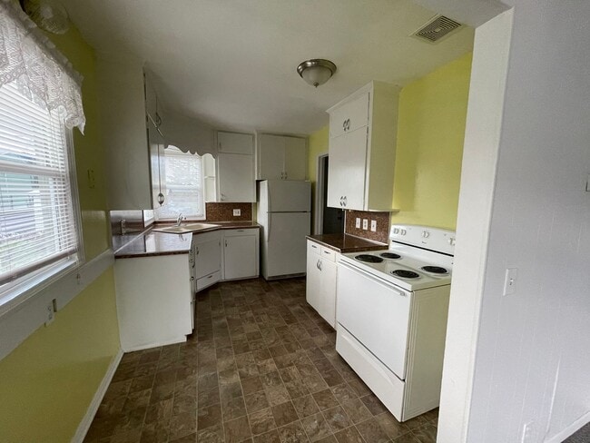 Building Photo - 2 Bedroom House with Large Yard