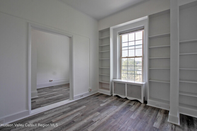 Building Photo - 454 Warren St