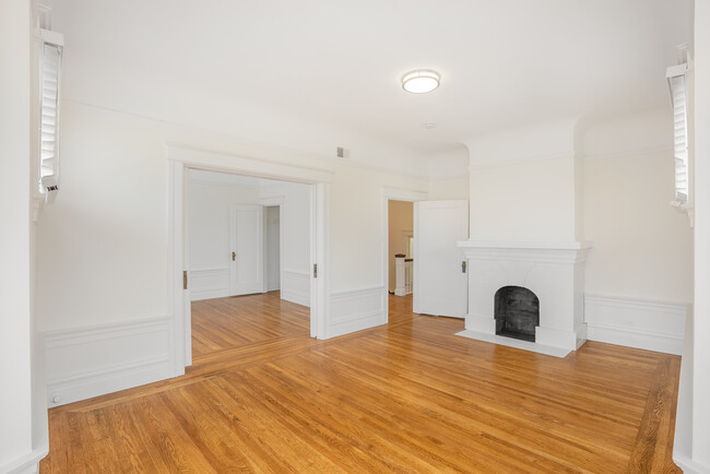 Building Photo - 2563 Gough St