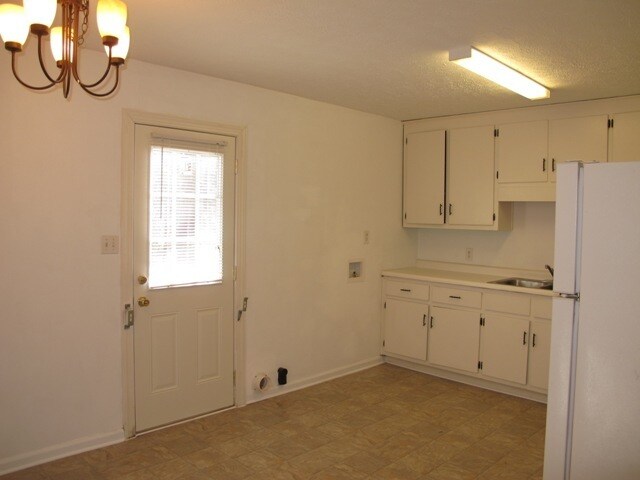 Building Photo - *** AVAILABLE AUG. 1ST *** 2/1 DUPLEX