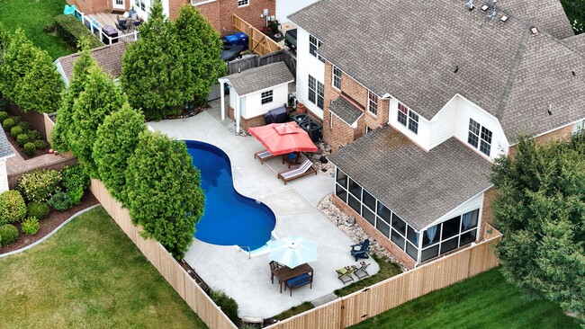Foto del edificio - Beautiful brick home with a saltwater pool