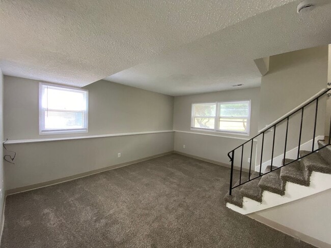 Building Photo - 2018 E Caulder Ave