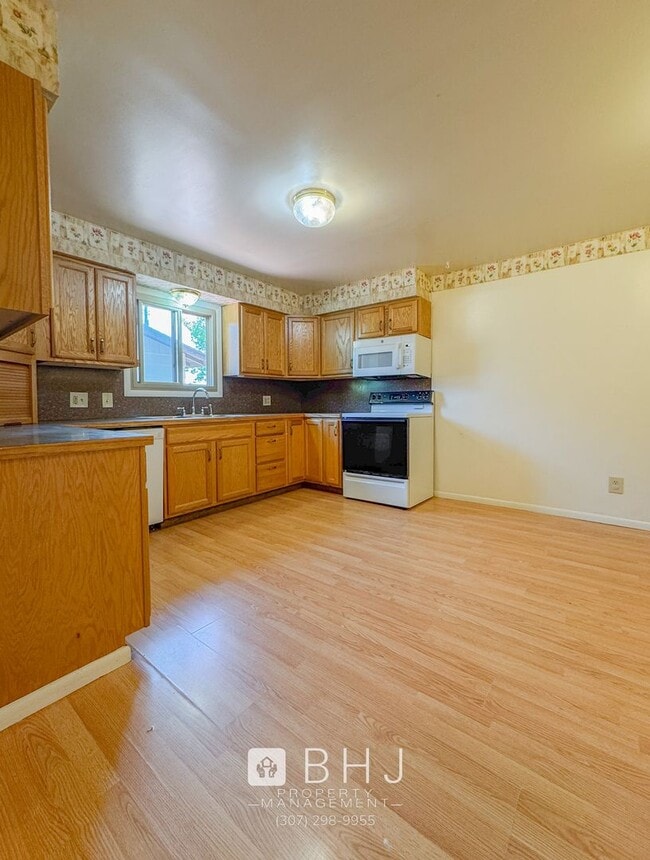 Building Photo - UTILITIES INCLUDED! Large 3 bed/ 1.5 bath on Demple Street
