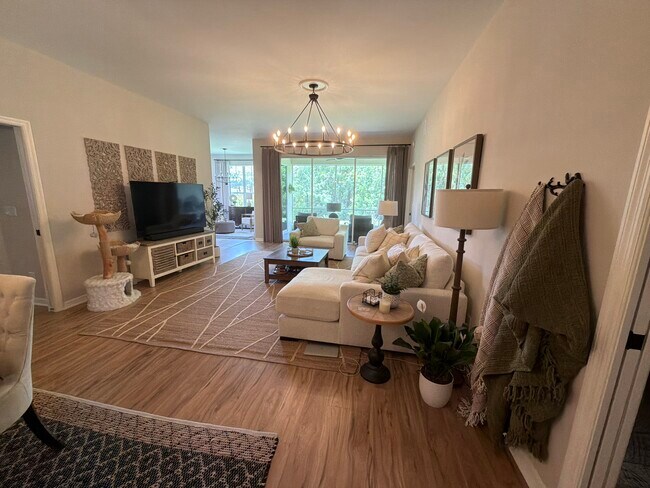 Foto del edificio - 15161 Royal Windsor Ln