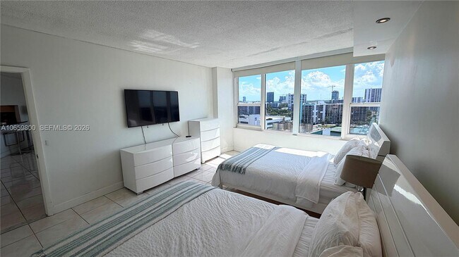 Building Photo - 3505 S Ocean Dr