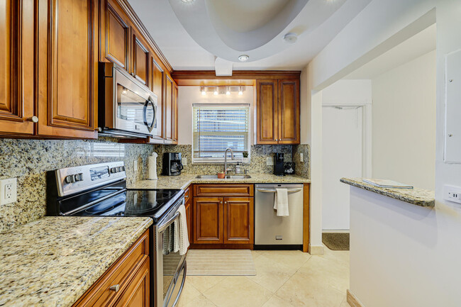 Building Photo - 1161 Hillsboro Mile