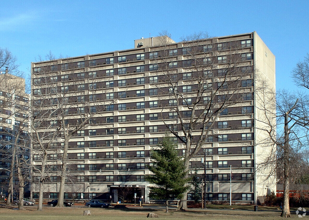 Vista desde el oeste - Orange Park Apartments