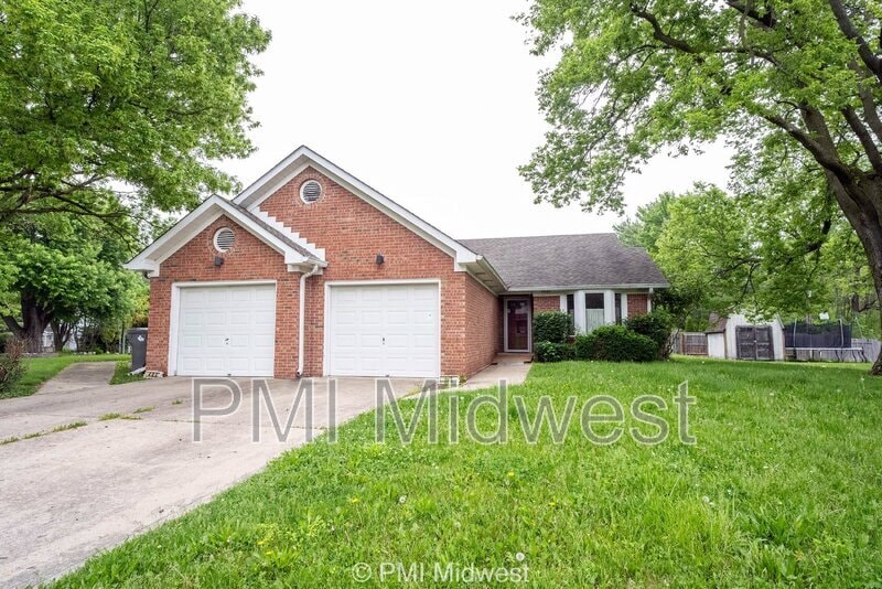 Primary Photo - 406 Tulip Dr
