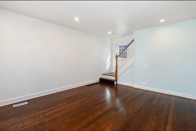 Building Photo - 2015 Newton Ave