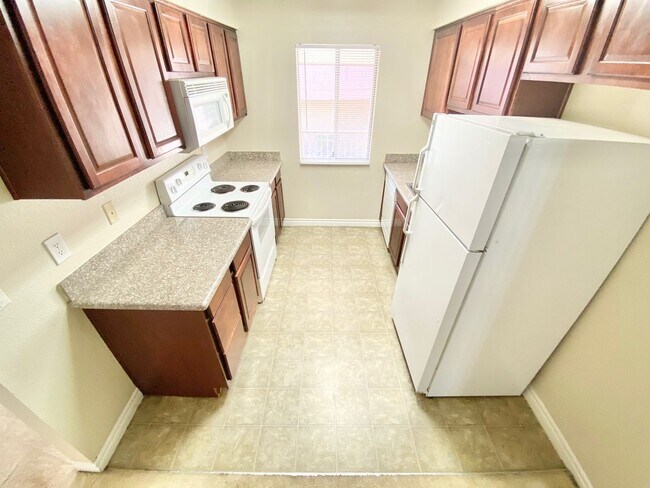 Foto del edificio - GUARD-GATED 1-BEDROOM CONDO WITH COMMUNITY POOL