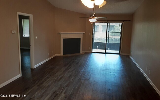 Foto del edificio - 7701 Baymeadows Cir W