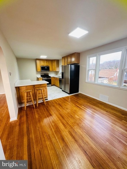 Foto del edificio - 8111 Analee Ave