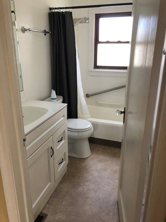 Bathroom - 1550 N Hawthorne Ln