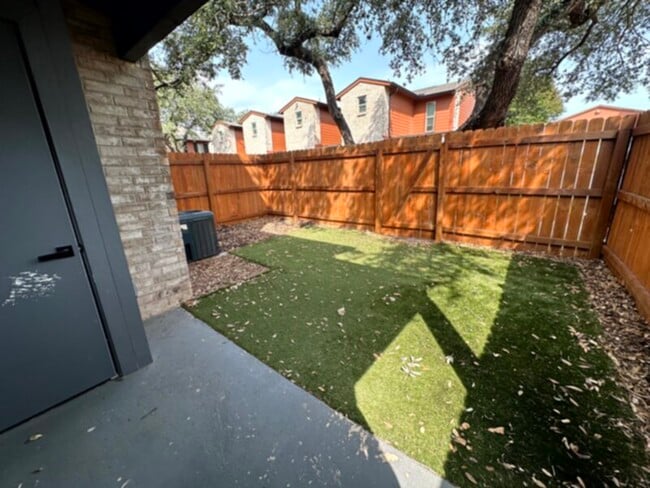 Building Photo - 2718 Old Field Dr