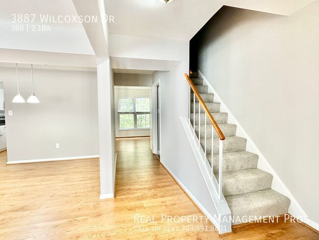 Building Photo - Gorgeous End Unit in Fairfax City!