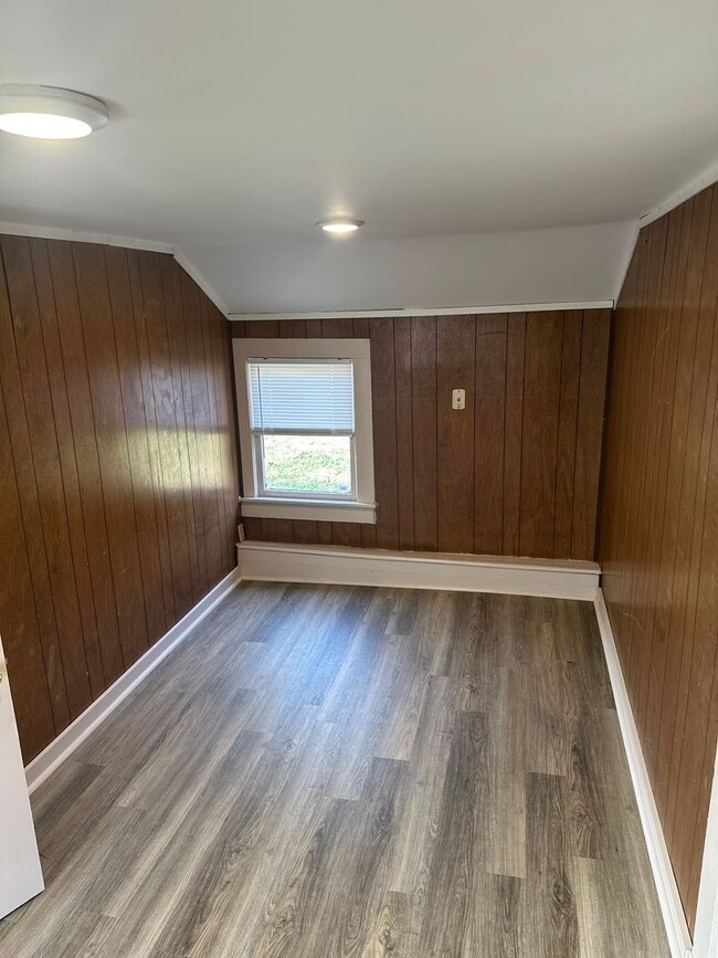 Building Photo - 1 Bedroom, 1 Full Bathroom House - Within walking distance of Downtown Springdale