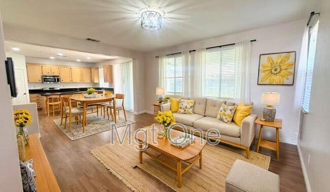 Foto del edificio - 15379 Avenida Fiesta