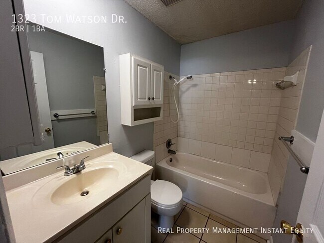 Foto del edificio - 1323 Tom Watson Rd