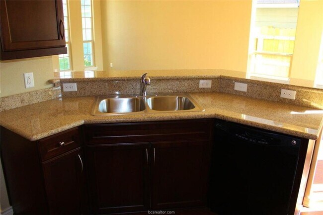 Building Photo - 252 Fieldstone Pl